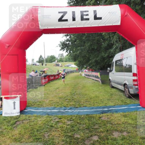 21.06.2025 - 27. Vierlanden-Triathlon MichiJ http://msf.ph/oto/8050760 15.06.2026 15:12:19 Ziel  meine-sportfotos.de