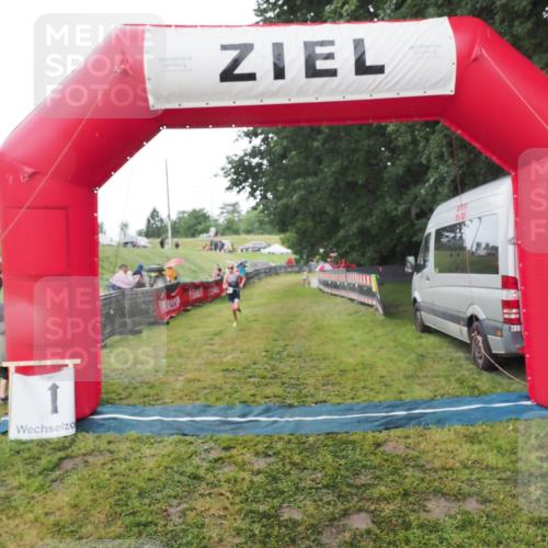21.06.2025 - 27. Vierlanden-Triathlon MichiJ http://msf.ph/oto/8050762 15.06.2026 15:12:20 Ziel  meine-sportfotos.de