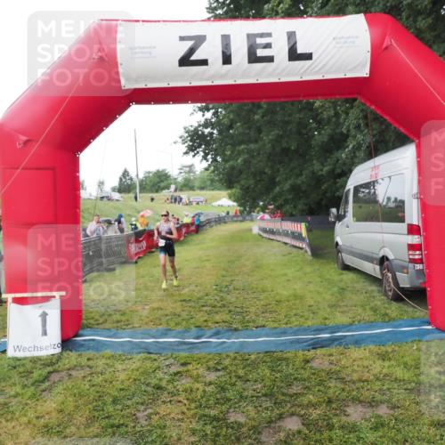 21.06.2025 - 27. Vierlanden-Triathlon MichiJ http://msf.ph/oto/8050767 15.06.2026 15:12:21 Ziel  meine-sportfotos.de