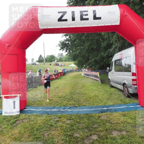 21.06.2025 - 27. Vierlanden-Triathlon MichiJ http://msf.ph/oto/8050769 15.06.2026 15:12:21 Ziel  meine-sportfotos.de