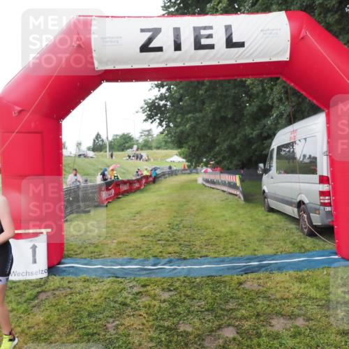21.06.2025 - 27. Vierlanden-Triathlon MichiJ http://msf.ph/oto/8050779 15.06.2026 15:12:23 Ziel  meine-sportfotos.de
