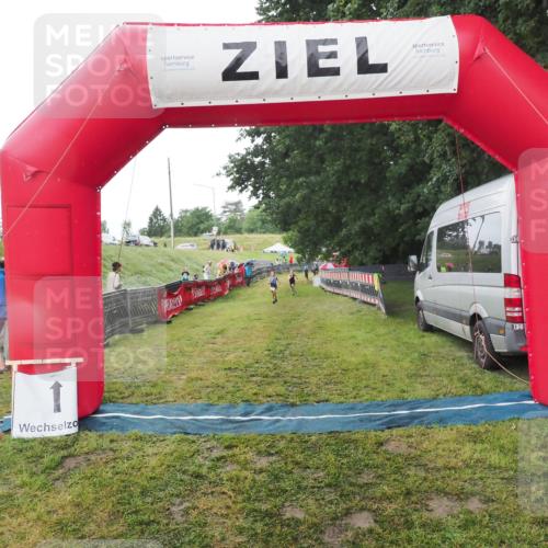21.06.2025 - 27. Vierlanden-Triathlon MichiJ http://msf.ph/oto/8050781 15.06.2026 15:12:46 Ziel 1383, 1393 meine-sportfotos.de