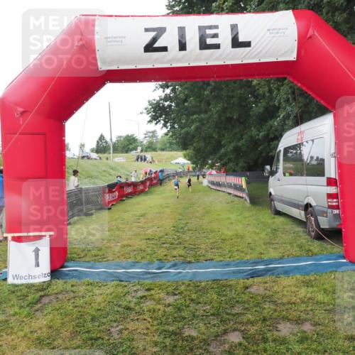 21.06.2025 - 27. Vierlanden-Triathlon MichiJ http://msf.ph/oto/8050782 15.06.2026 15:12:46 Ziel 1383, 1393 meine-sportfotos.de