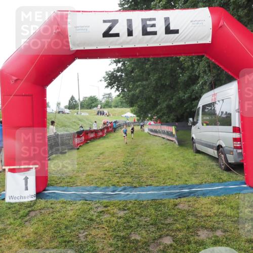 21.06.2025 - 27. Vierlanden-Triathlon MichiJ http://msf.ph/oto/8050784 15.06.2026 15:12:47 Ziel 1383, 1393 meine-sportfotos.de