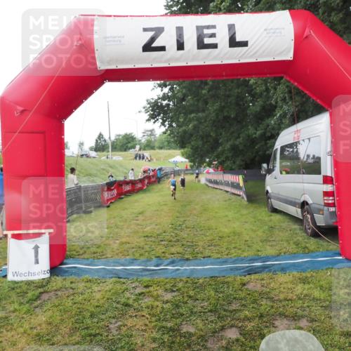 21.06.2025 - 27. Vierlanden-Triathlon MichiJ http://msf.ph/oto/8050785 15.06.2026 15:12:47 Ziel 1383, 1393 meine-sportfotos.de