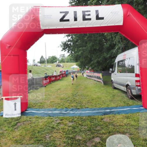 21.06.2025 - 27. Vierlanden-Triathlon MichiJ http://msf.ph/oto/8050786 15.06.2026 15:12:47 Ziel 1383, 1393 meine-sportfotos.de