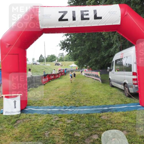 21.06.2025 - 27. Vierlanden-Triathlon MichiJ http://msf.ph/oto/8050787 15.06.2026 15:12:47 Ziel 1383, 1393 meine-sportfotos.de