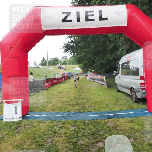 21.06.2025 - 27. Vierlanden-Triathlon MichiJ http://msf.ph/oto/8050788 15.06.2026 15:12:47 Ziel 1383, 1393 meine-sportfotos.de