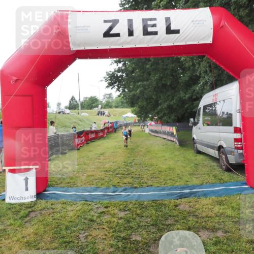 21.06.2025 - 27. Vierlanden-Triathlon MichiJ http://msf.ph/oto/8050790 15.06.2026 15:12:47 Ziel 1383, 1393 meine-sportfotos.de