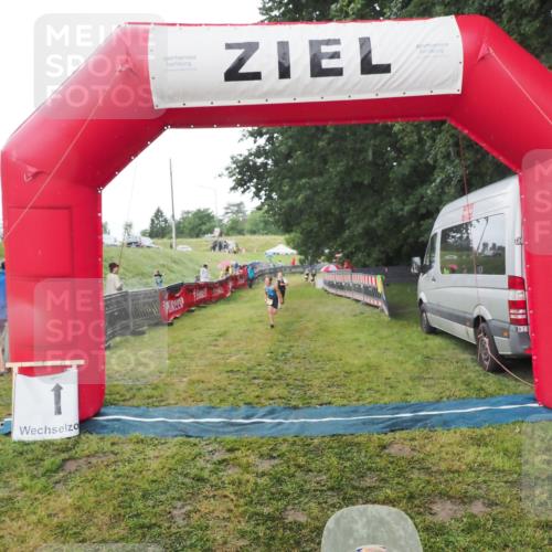21.06.2025 - 27. Vierlanden-Triathlon MichiJ http://msf.ph/oto/8050791 15.06.2026 15:12:48 Ziel 1383, 1393 meine-sportfotos.de