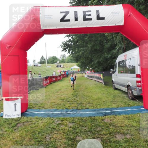 21.06.2025 - 27. Vierlanden-Triathlon MichiJ http://msf.ph/oto/8050794 15.06.2026 15:12:48 Ziel 1383, 1393 meine-sportfotos.de