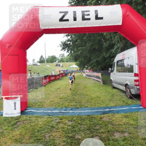 21.06.2025 - 27. Vierlanden-Triathlon MichiJ http://msf.ph/oto/8050795 15.06.2026 15:12:48 Ziel 1383, 1393 meine-sportfotos.de