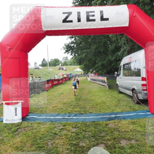 21.06.2025 - 27. Vierlanden-Triathlon MichiJ http://msf.ph/oto/8050796 15.06.2026 15:12:48 Ziel 1383, 1393 meine-sportfotos.de