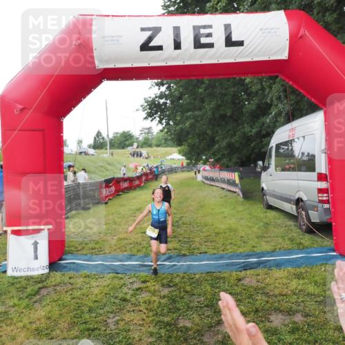 21.06.2025 - 27. Vierlanden-Triathlon MichiJ http://msf.ph/oto/8050806 15.06.2026 15:12:50 Ziel 1383, 1393 meine-sportfotos.de