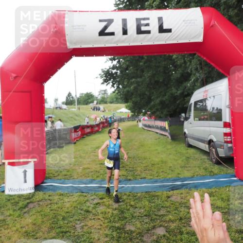 21.06.2025 - 27. Vierlanden-Triathlon MichiJ http://msf.ph/oto/8050807 15.06.2026 15:12:50 Ziel 1383, 1393 meine-sportfotos.de