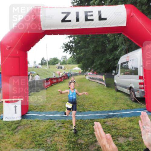 21.06.2025 - 27. Vierlanden-Triathlon MichiJ http://msf.ph/oto/8050808 15.06.2026 15:12:50 Ziel 1383, 1393 meine-sportfotos.de