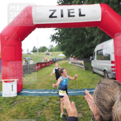 21.06.2025 - 27. Vierlanden-Triathlon MichiJ http://msf.ph/oto/8050811 15.06.2026 15:12:50 Ziel 1383, 1393 meine-sportfotos.de