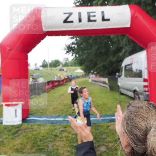 21.06.2025 - 27. Vierlanden-Triathlon MichiJ http://msf.ph/oto/8050812 15.06.2026 15:12:50 Ziel 1383, 1393 meine-sportfotos.de