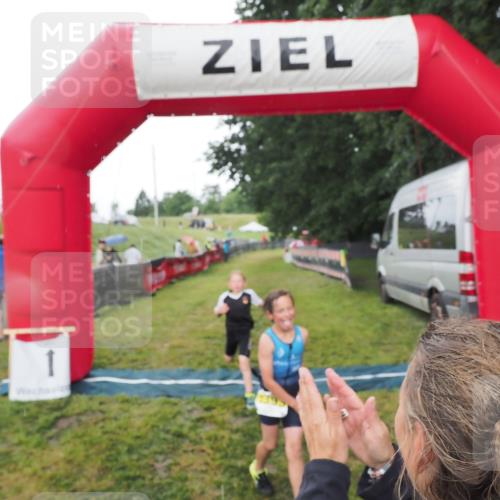 21.06.2025 - 27. Vierlanden-Triathlon MichiJ http://msf.ph/oto/8050813 15.06.2026 15:12:51 Ziel 1383, 1393 meine-sportfotos.de