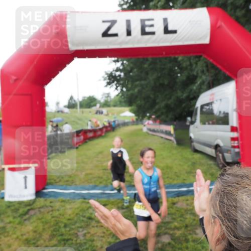 21.06.2025 - 27. Vierlanden-Triathlon MichiJ http://msf.ph/oto/8050814 15.06.2026 15:12:51 Ziel 1383, 1393 meine-sportfotos.de