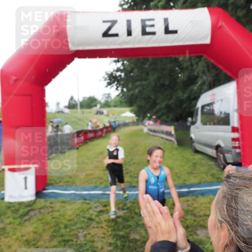 21.06.2025 - 27. Vierlanden-Triathlon MichiJ http://msf.ph/oto/8050815 15.06.2026 15:12:51 Ziel 1383, 1393 meine-sportfotos.de
