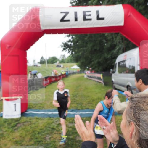 21.06.2025 - 27. Vierlanden-Triathlon MichiJ http://msf.ph/oto/8050816 15.06.2026 15:12:51 Ziel 1383, 1393 meine-sportfotos.de