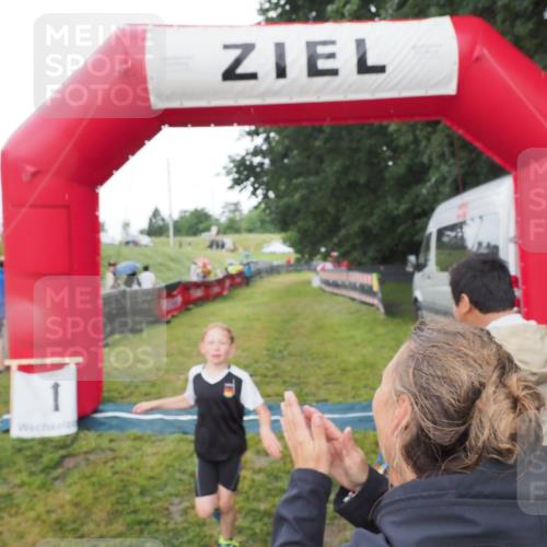 21.06.2025 - 27. Vierlanden-Triathlon MichiJ http://msf.ph/oto/8050818 15.06.2026 15:12:51 Ziel 1383, 1393 meine-sportfotos.de