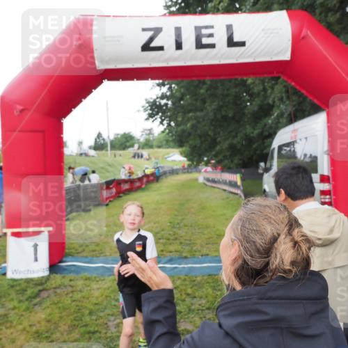 21.06.2025 - 27. Vierlanden-Triathlon MichiJ http://msf.ph/oto/8050819 15.06.2026 15:12:52 Ziel 1383, 1393 meine-sportfotos.de