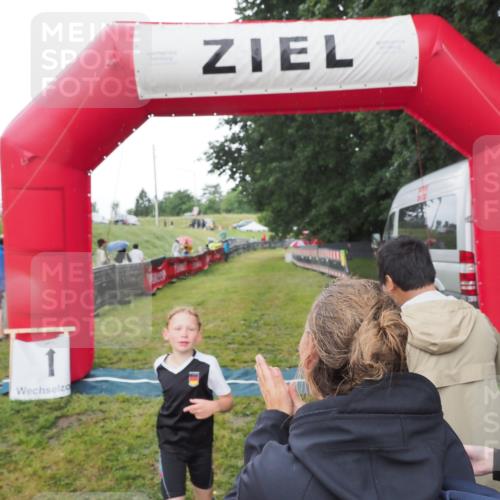 21.06.2025 - 27. Vierlanden-Triathlon MichiJ http://msf.ph/oto/8050820 15.06.2026 15:12:52 Ziel 1383, 1393 meine-sportfotos.de