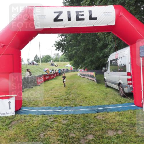 21.06.2025 - 27. Vierlanden-Triathlon MichiJ http://msf.ph/oto/8050822 15.06.2026 15:13:06 Ziel  meine-sportfotos.de