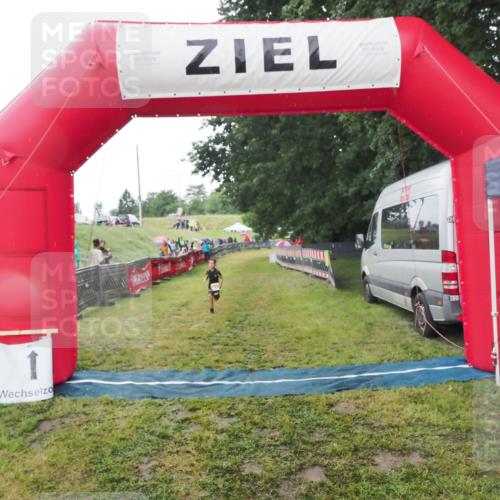 21.06.2025 - 27. Vierlanden-Triathlon MichiJ http://msf.ph/oto/8050826 15.06.2026 15:13:06 Ziel  meine-sportfotos.de