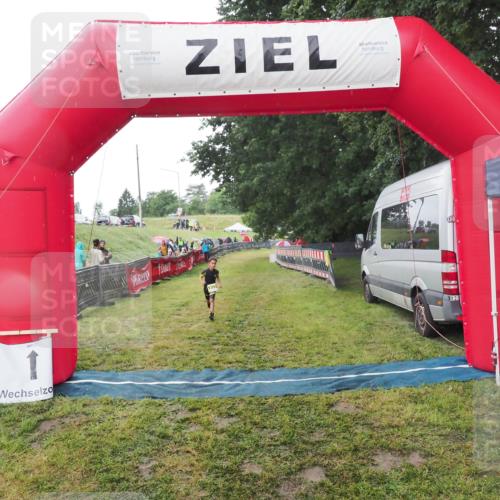 21.06.2025 - 27. Vierlanden-Triathlon MichiJ http://msf.ph/oto/8050828 15.06.2026 15:13:06 Ziel  meine-sportfotos.de