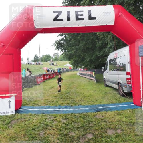 21.06.2025 - 27. Vierlanden-Triathlon MichiJ http://msf.ph/oto/8050830 15.06.2026 15:13:07 Ziel  meine-sportfotos.de
