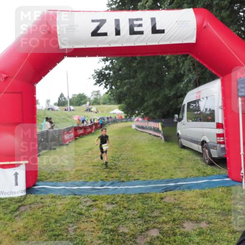 21.06.2025 - 27. Vierlanden-Triathlon MichiJ http://msf.ph/oto/8050833 15.06.2026 15:13:07 Ziel  meine-sportfotos.de