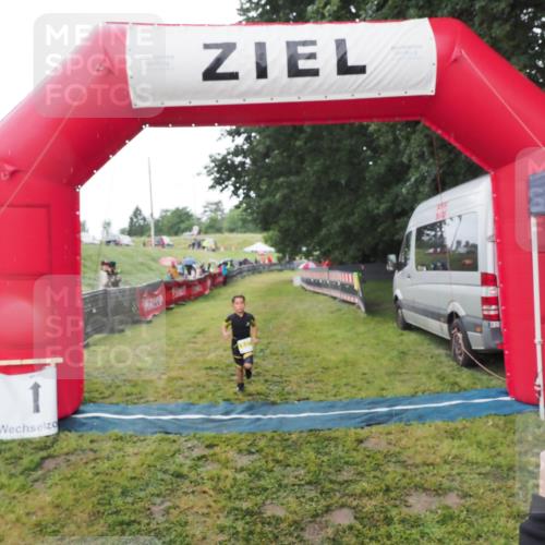 21.06.2025 - 27. Vierlanden-Triathlon MichiJ http://msf.ph/oto/8050837 15.06.2026 15:13:07 Ziel  meine-sportfotos.de