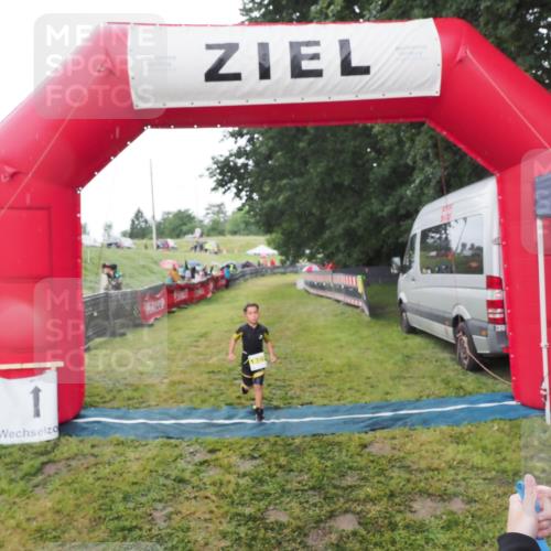 21.06.2025 - 27. Vierlanden-Triathlon MichiJ http://msf.ph/oto/8050839 15.06.2026 15:13:08 Ziel  meine-sportfotos.de