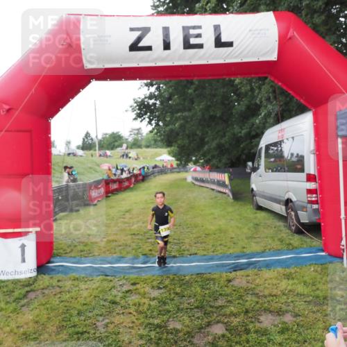 21.06.2025 - 27. Vierlanden-Triathlon MichiJ http://msf.ph/oto/8050840 15.06.2026 15:13:08 Ziel  meine-sportfotos.de