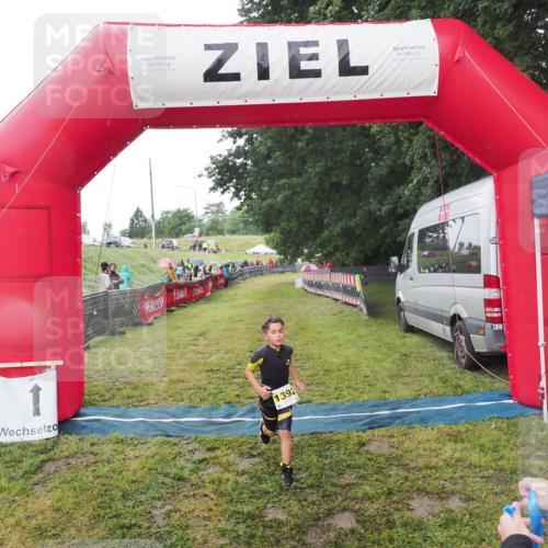 21.06.2025 - 27. Vierlanden-Triathlon MichiJ http://msf.ph/oto/8050844 15.06.2026 15:13:08 Ziel  meine-sportfotos.de