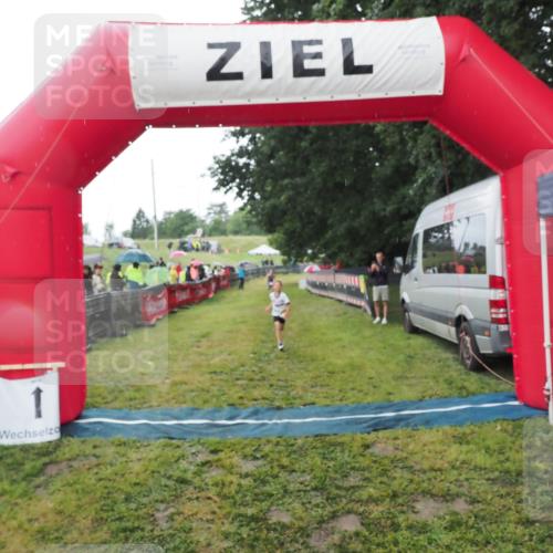 21.06.2025 - 27. Vierlanden-Triathlon MichiJ http://msf.ph/oto/8050846 15.06.2026 15:14:05 Ziel 1394 meine-sportfotos.de