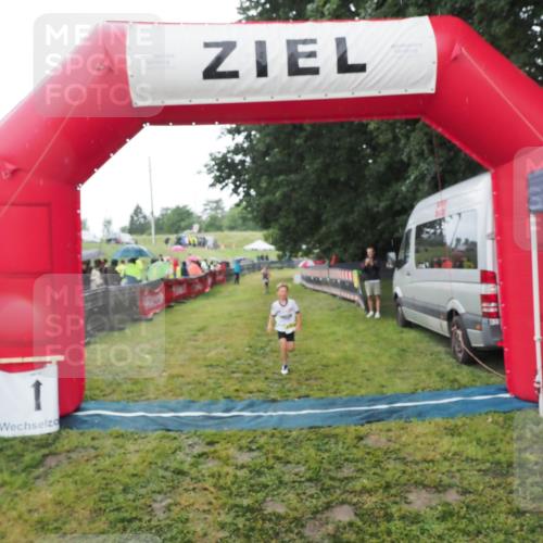 21.06.2025 - 27. Vierlanden-Triathlon MichiJ http://msf.ph/oto/8050852 15.06.2026 15:14:05 Ziel 1394 meine-sportfotos.de