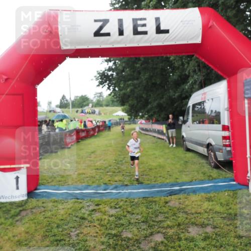 21.06.2025 - 27. Vierlanden-Triathlon MichiJ http://msf.ph/oto/8050854 15.06.2026 15:14:06 Ziel 1394 meine-sportfotos.de