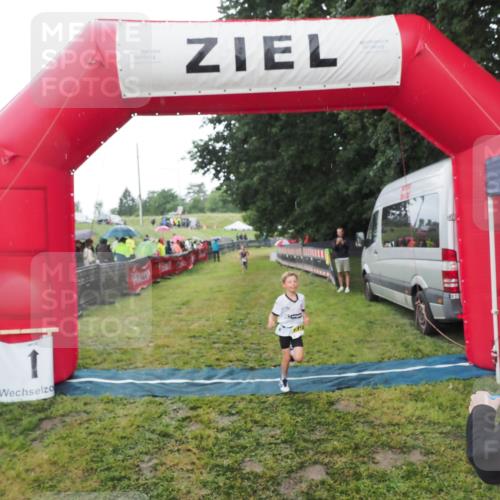 21.06.2025 - 27. Vierlanden-Triathlon MichiJ http://msf.ph/oto/8050858 15.06.2026 15:14:06 Ziel 1394 meine-sportfotos.de