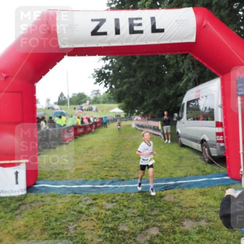21.06.2025 - 27. Vierlanden-Triathlon MichiJ http://msf.ph/oto/8050859 15.06.2026 15:14:06 Ziel 1394 meine-sportfotos.de