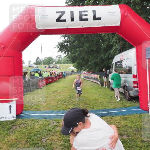 21.06.2025 - 27. Vierlanden-Triathlon MichiJ http://msf.ph/oto/8050862 15.06.2026 15:14:10 Ziel 1394 meine-sportfotos.de