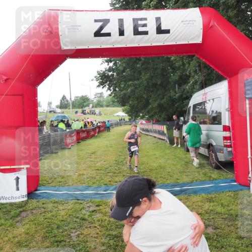 21.06.2025 - 27. Vierlanden-Triathlon MichiJ http://msf.ph/oto/8050863 15.06.2026 15:14:10 Ziel 1394 meine-sportfotos.de