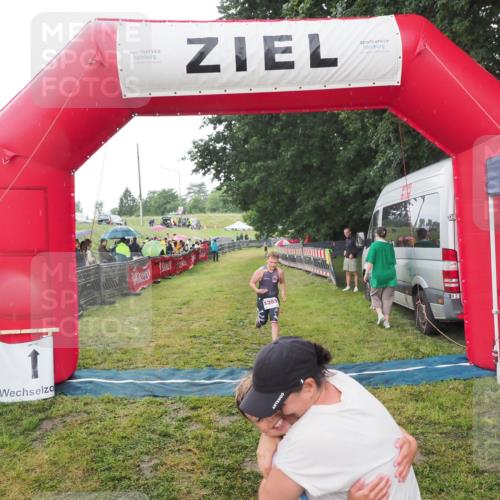 21.06.2025 - 27. Vierlanden-Triathlon MichiJ http://msf.ph/oto/8050864 15.06.2026 15:14:11 Ziel 1394 meine-sportfotos.de
