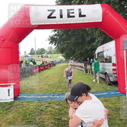 21.06.2025 - 27. Vierlanden-Triathlon MichiJ http://msf.ph/oto/8050865 15.06.2026 15:14:11 Ziel 1394 meine-sportfotos.de