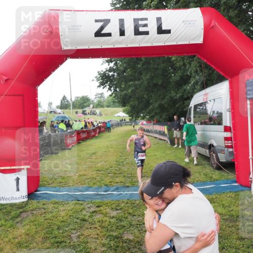 21.06.2025 - 27. Vierlanden-Triathlon MichiJ http://msf.ph/oto/8050866 15.06.2026 15:14:11 Ziel 1394 meine-sportfotos.de