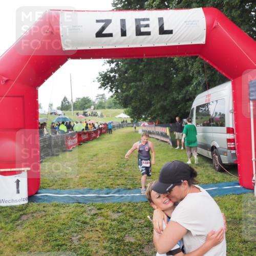 21.06.2025 - 27. Vierlanden-Triathlon MichiJ http://msf.ph/oto/8050867 15.06.2026 15:14:11 Ziel 1394 meine-sportfotos.de