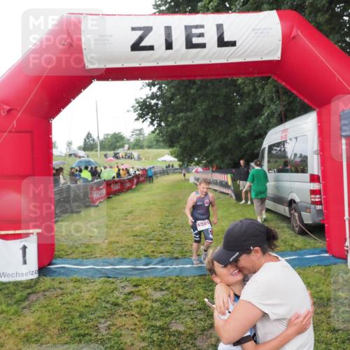 21.06.2025 - 27. Vierlanden-Triathlon MichiJ http://msf.ph/oto/8050868 15.06.2026 15:14:11 Ziel 1394 meine-sportfotos.de